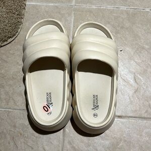 Size 10 platform flips great condition